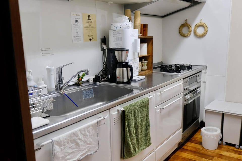 Full-size fridge, microwave, oven, stovetop