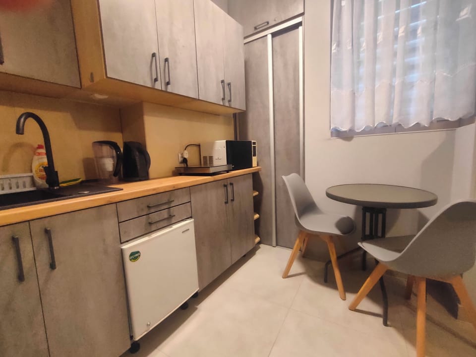 Design Studio | Private kitchen | Fridge, oven, stovetop, cookware/dishes/utensils