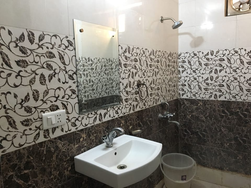 Deluxe Room | Bathroom | Shower, towels