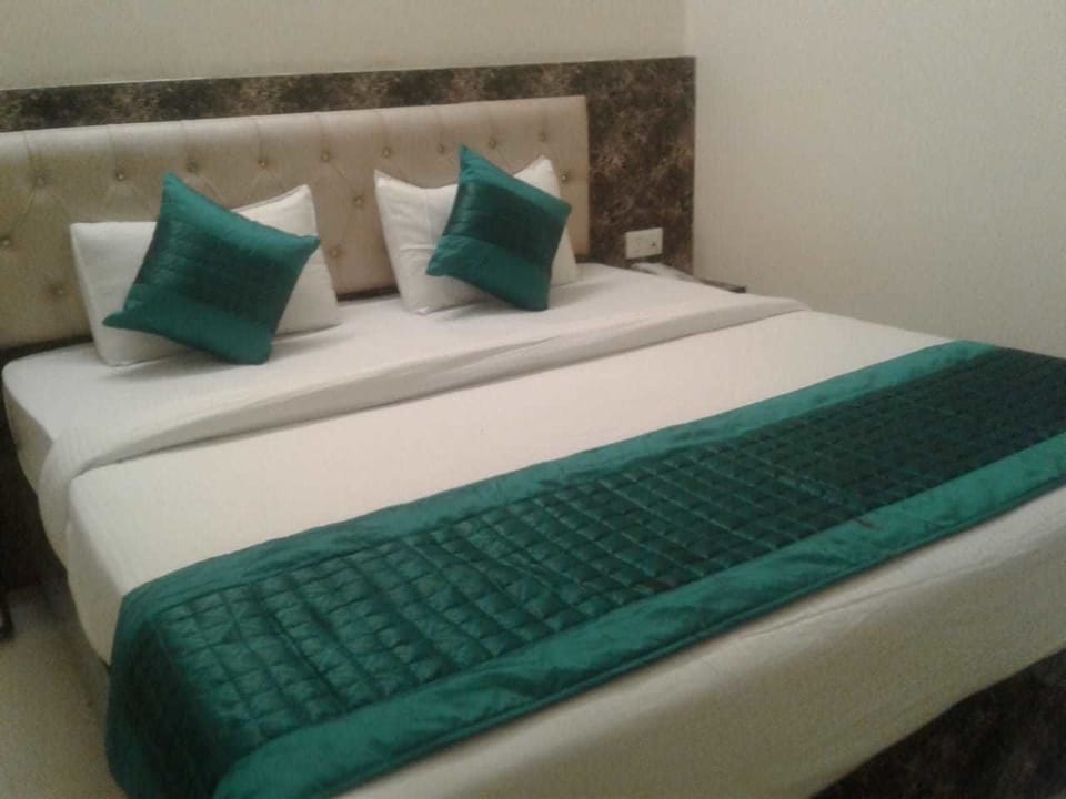 Deluxe Room | Iron/ironing board, cribs/infant beds, free WiFi, bed sheets