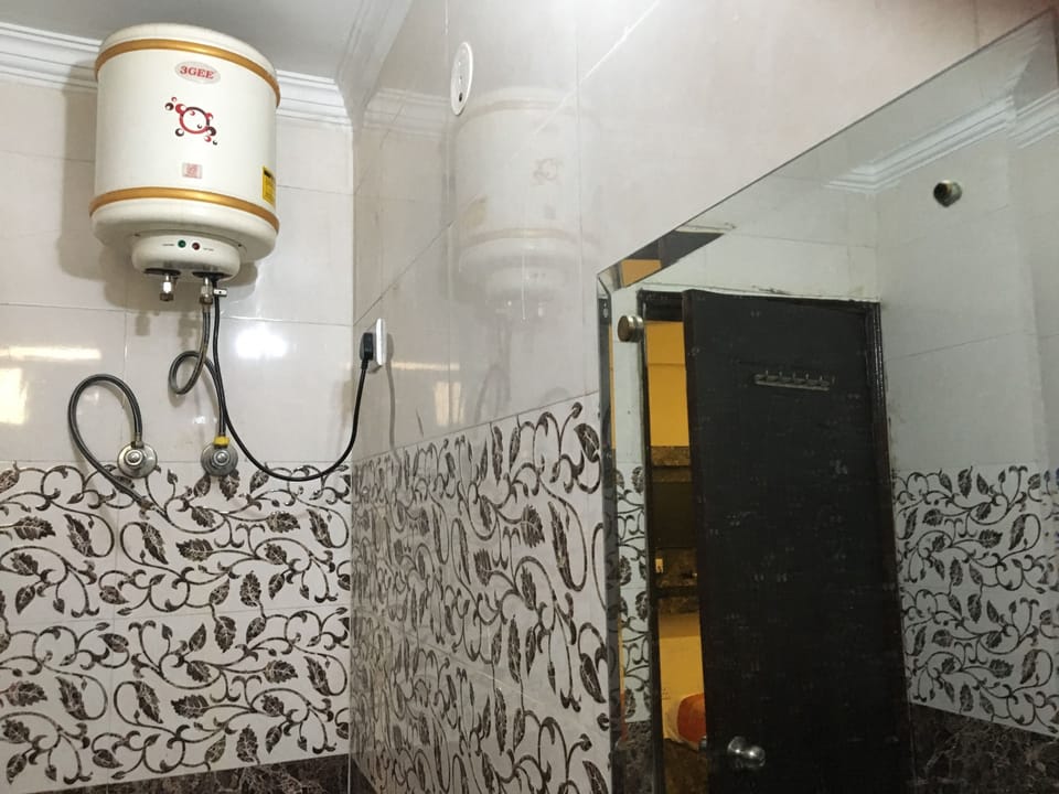 Deluxe Room | Bathroom | Shower, towels