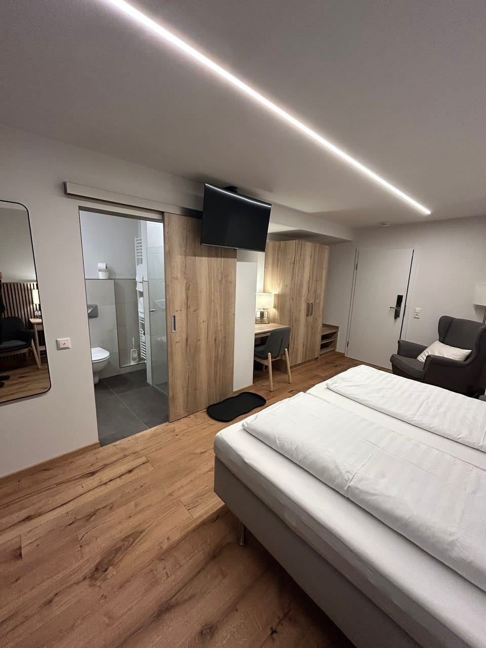 Comfort Double Room | Desk, blackout drapes, free WiFi, bed sheets