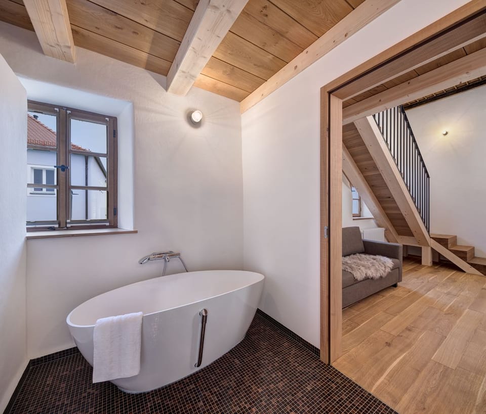 Deep soaking bathtub
