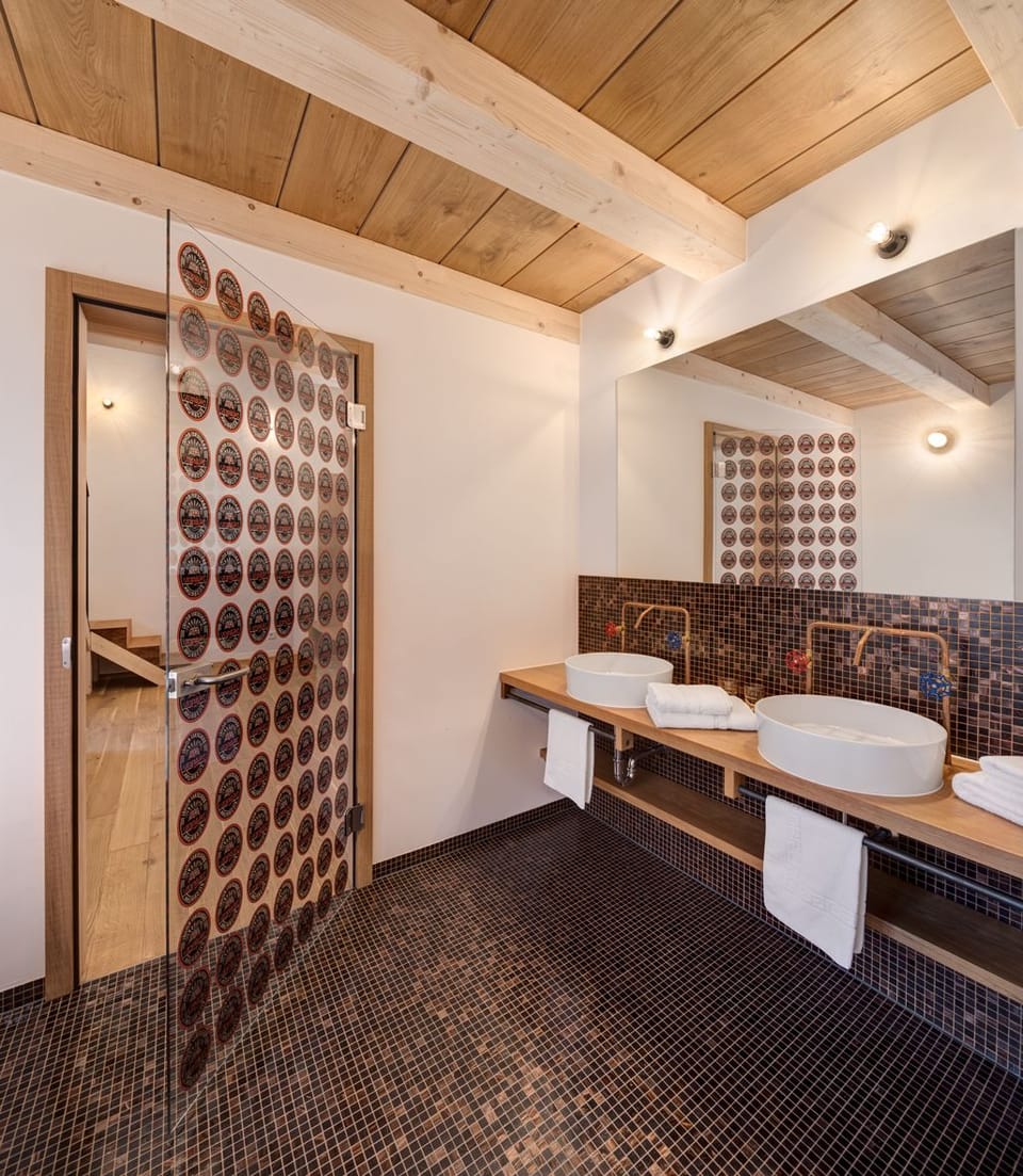 Shower, rainfall showerhead, free toiletries, hair dryer