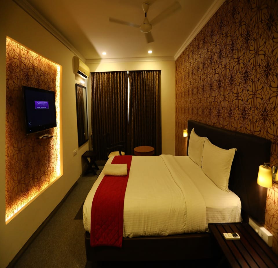 1 bedroom, premium bedding, desk