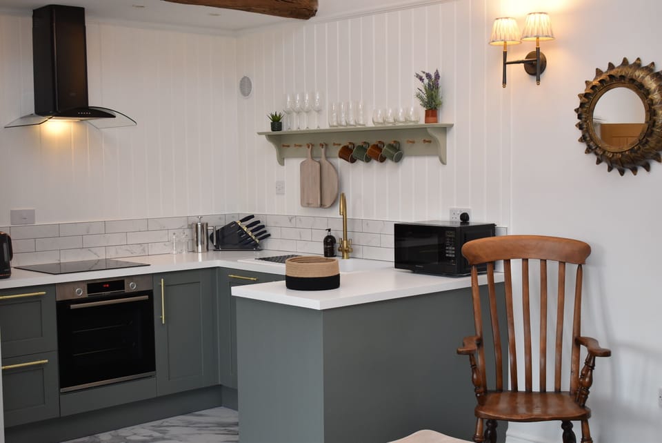 Comfort Cottage, 1 Bedroom | Private kitchen | Fridge, microwave, oven, stovetop
