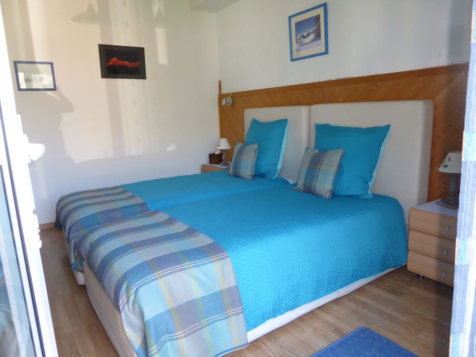 Comfort Twin Room (Bleue) | Premium bedding, in-room safe, individually decorated