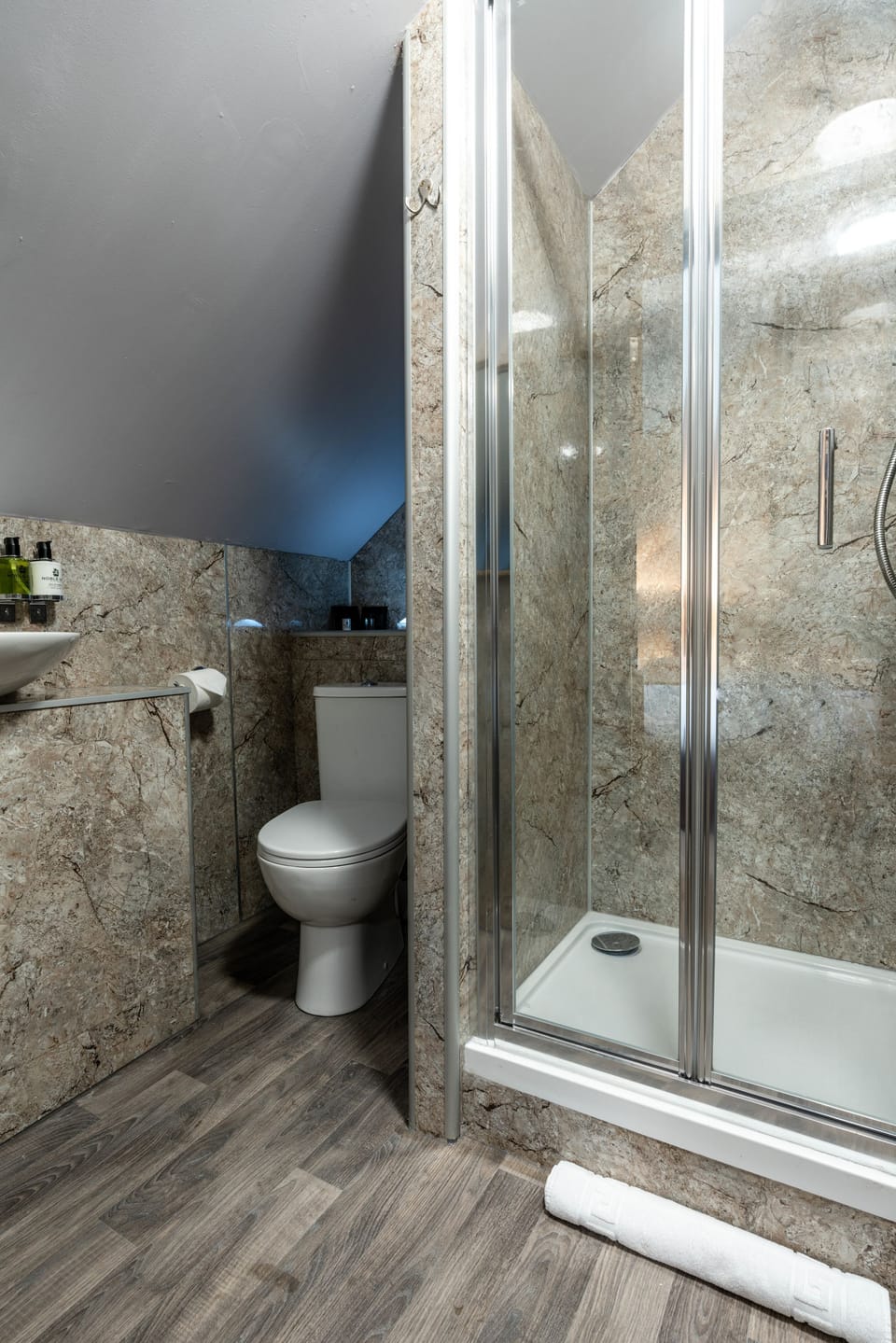 Standard Double Room | Bathroom shower