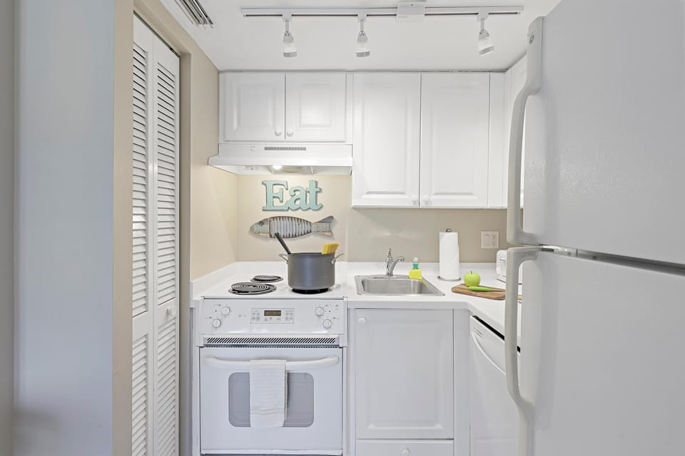 Condo, 1 King Bed with Sofa bed (Idyllic inland condo with pool and be) | Private kitchen | Fridge, microwave, oven, stovetop