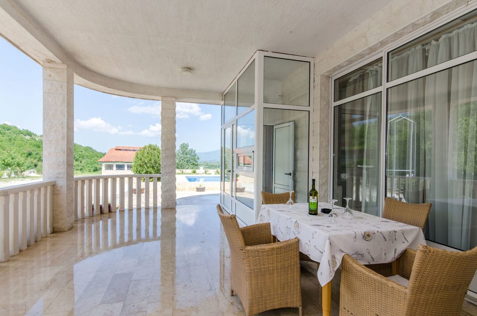Villa | Balcony