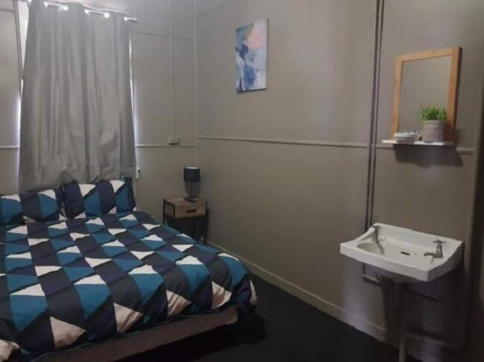 WiFi (free), bed sheets