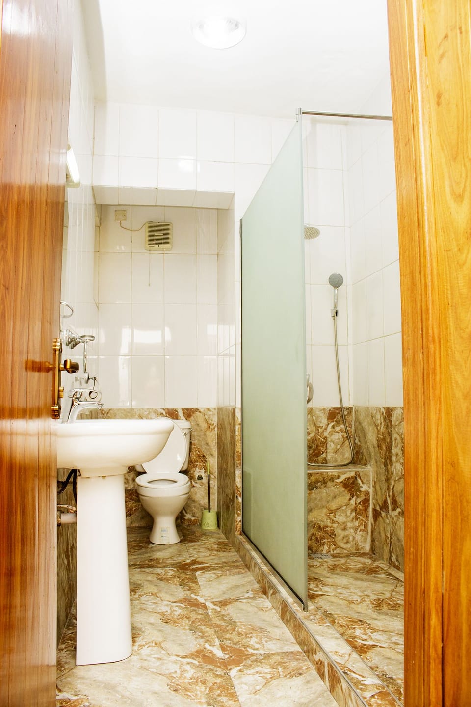 Executive Room | Bathroom | Separate tub and shower, deep soaking tub, free toiletries, towels