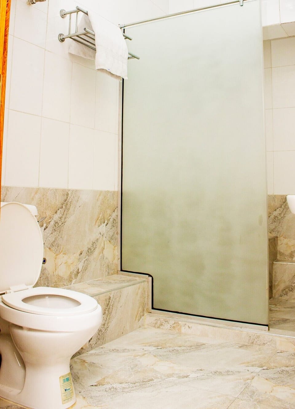 Separate tub and shower, deep soaking tub, free toiletries, towels