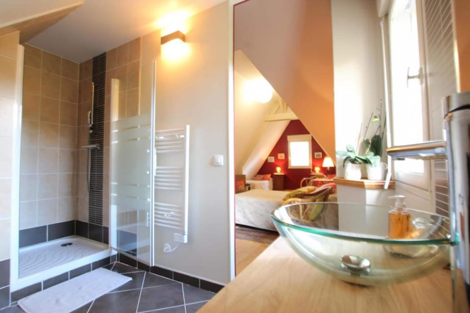 Quadruple Room (Bougainvilliers) | Bathroom | Shower, hair dryer, towels, soap