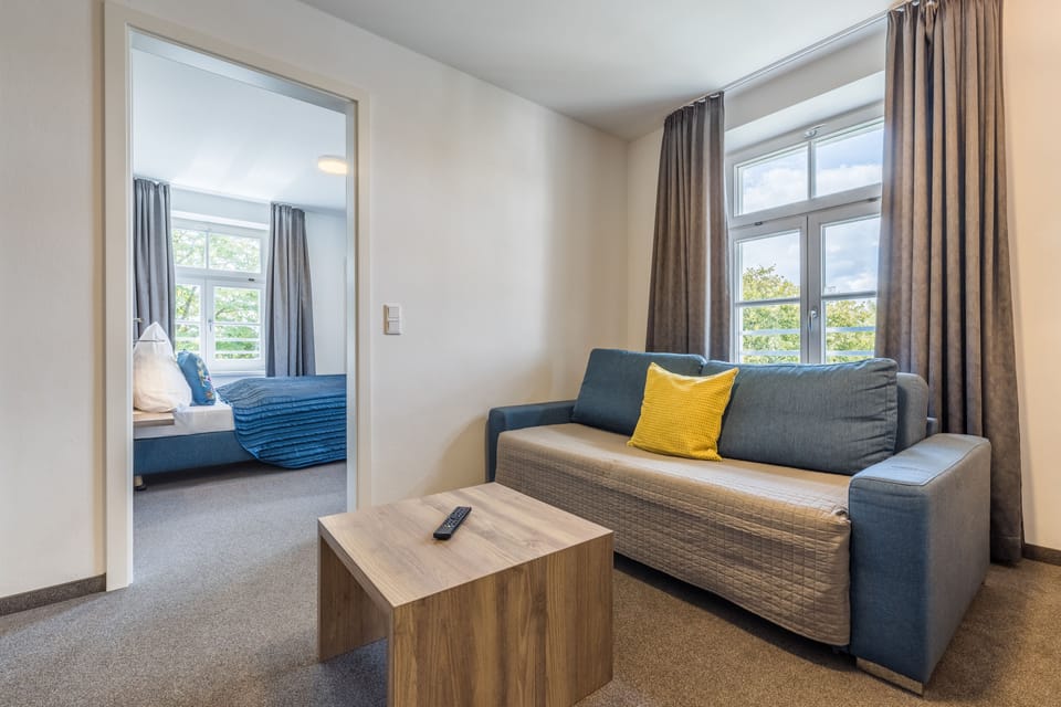 Junior Suite | Living room | 102-cm flat-screen TV with digital channels, TV, pay movies
