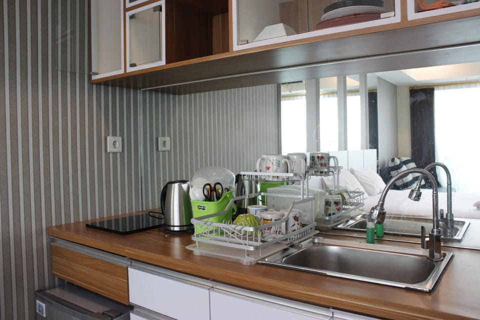 Room | Private kitchenette | Fridge, stovetop, cookware/dishes/utensils