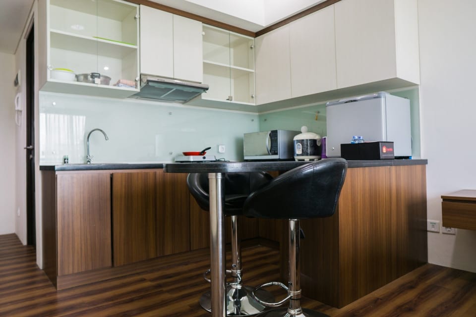 Room | Private kitchenette | Fridge, stovetop, cookware/dishes/utensils