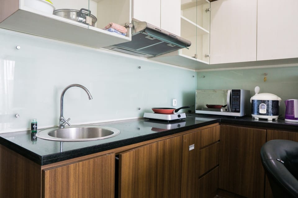 Room | Private kitchenette | Fridge, stovetop, cookware/dishes/utensils