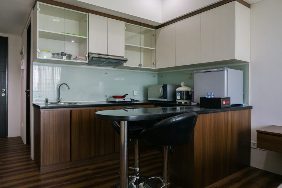 Room | Private kitchenette | Fridge, stovetop, cookware/dishes/utensils