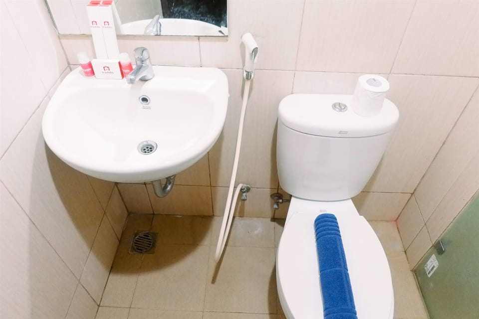 Room | Bathroom | Shower, free toiletries, towels, toilet paper