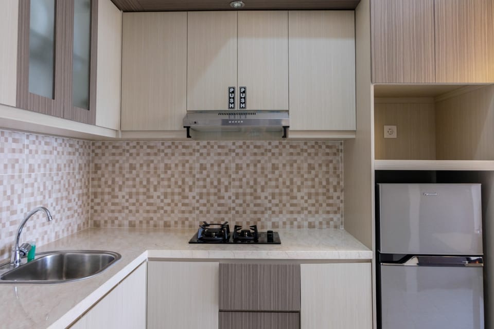 Room | Private kitchenette | Fridge, stovetop, cookware/dishes/utensils