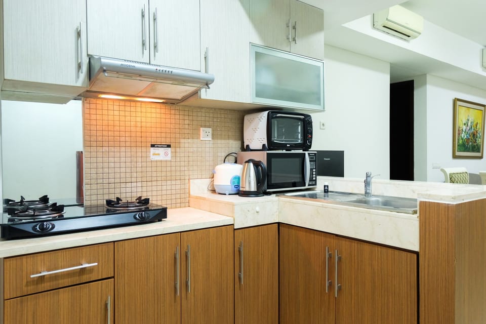Room | Private kitchenette | Fridge, stovetop, cookware/dishes/utensils