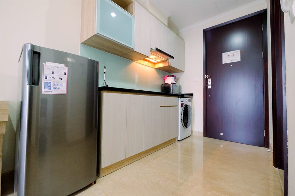 Room | Private kitchenette | Fridge, stovetop, electric kettle, cookware/dishes/utensils