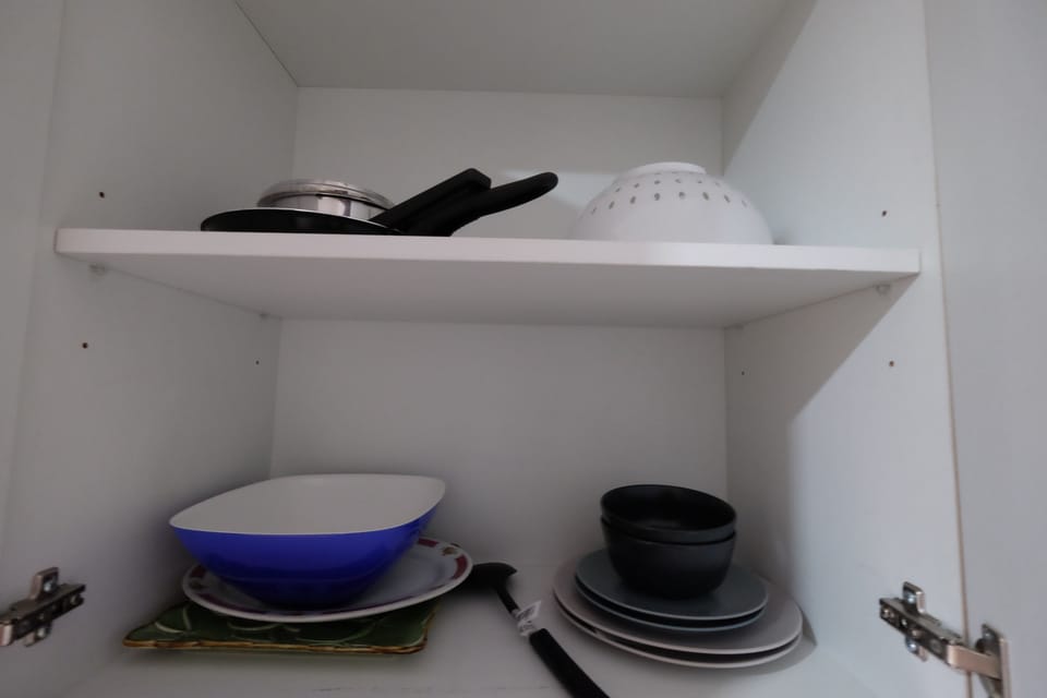 Room | Private kitchenette | Fridge, stovetop, electric kettle, cookware/dishes/utensils
