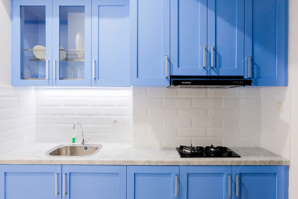 Room | Private kitchenette | Fridge, stovetop, cookware/dishes/utensils