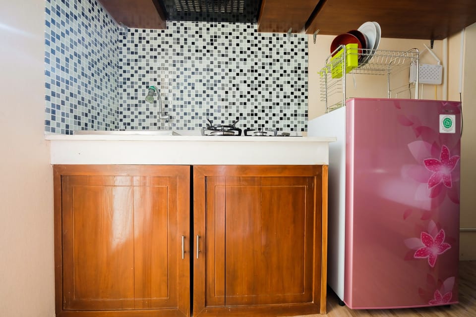 Room | Private kitchenette | Fridge, stovetop, cookware/dishes/utensils