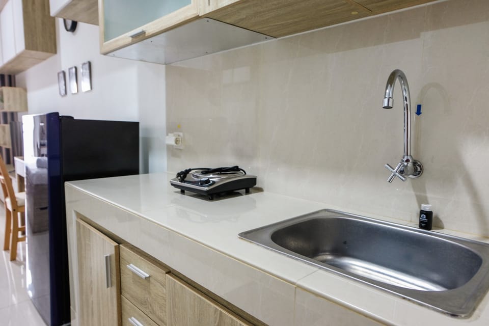 Room | Private kitchenette | Fridge, stovetop, cookware/dishes/utensils