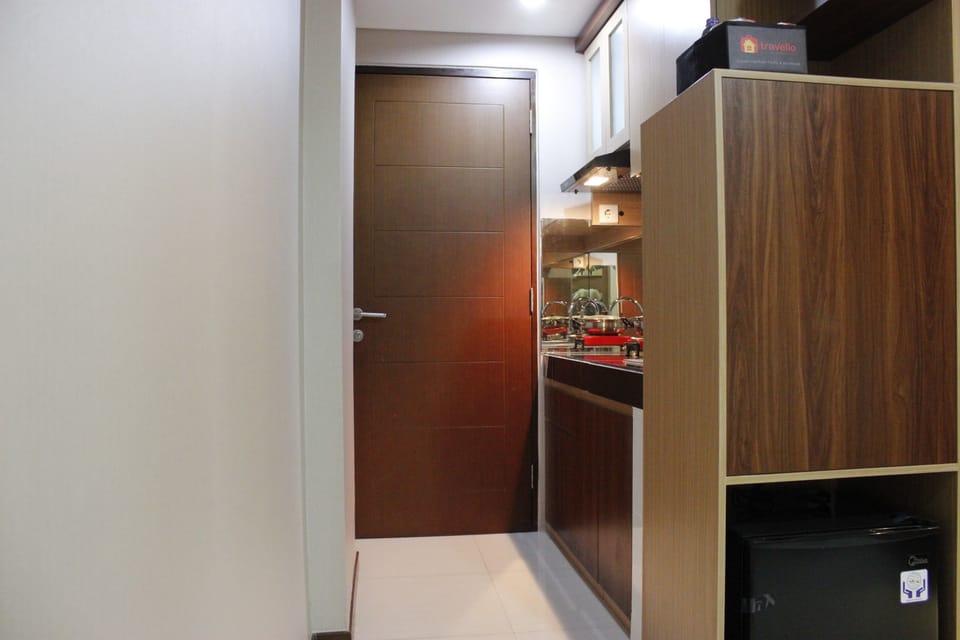 Fridge, stovetop, electric kettle, cookware/dishes/utensils