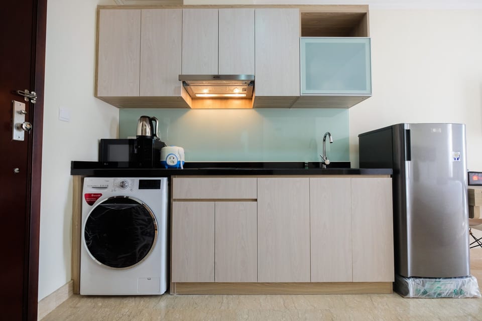 Room | Private kitchenette | Fridge, stovetop, electric kettle, cookware/dishes/utensils