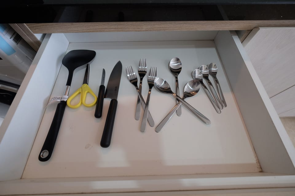 Room | Private kitchen | Fridge, microwave, stovetop, cookware/dishes/utensils