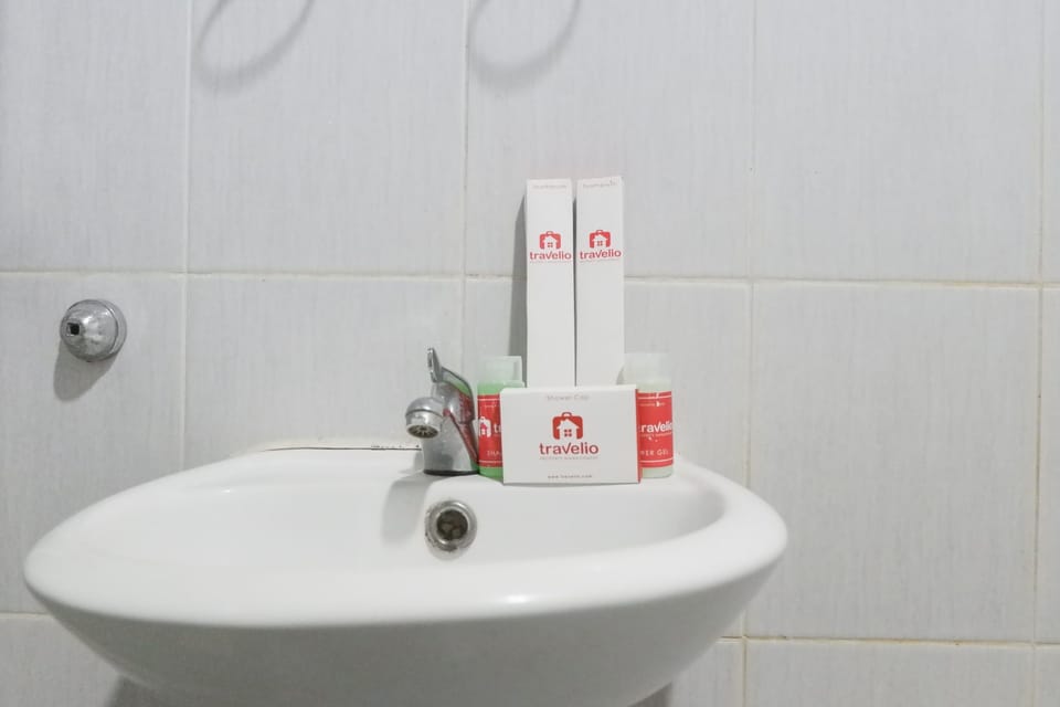 Room | Bathroom | Shower, free toiletries, towels