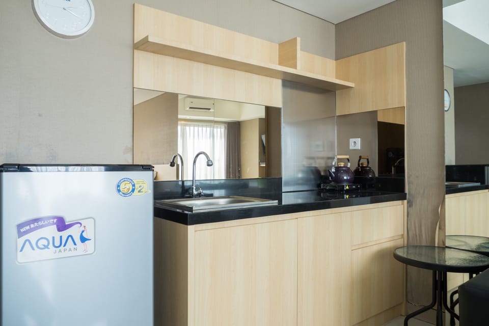 Room | Private kitchenette | Fridge, stovetop, cookware/dishes/utensils