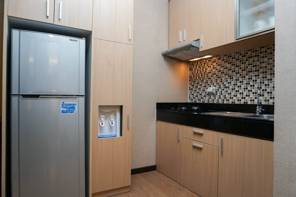Room | Private kitchenette | Fridge, stovetop, electric kettle, cookware/dishes/utensils