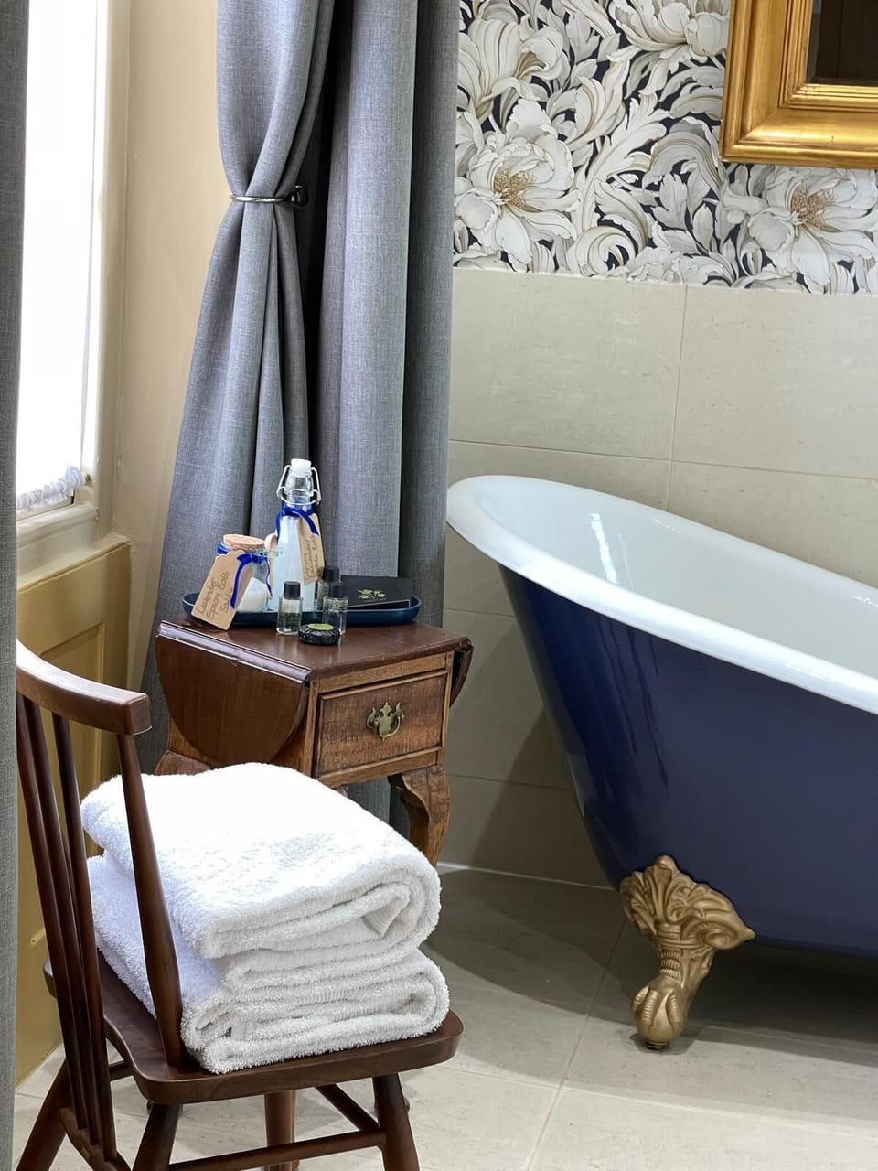 Superior Double Room, Ensuite | Bathroom | Free toiletries, hair dryer, towels, soap