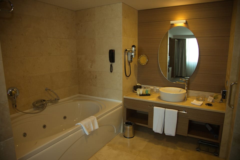 Club Suite | Bathroom | Rainfall showerhead, slippers, towels
