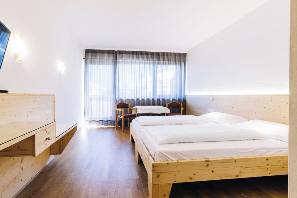 Economy Double Room | Hypo-allergenic bedding, in-room safe, desk, laptop workspace