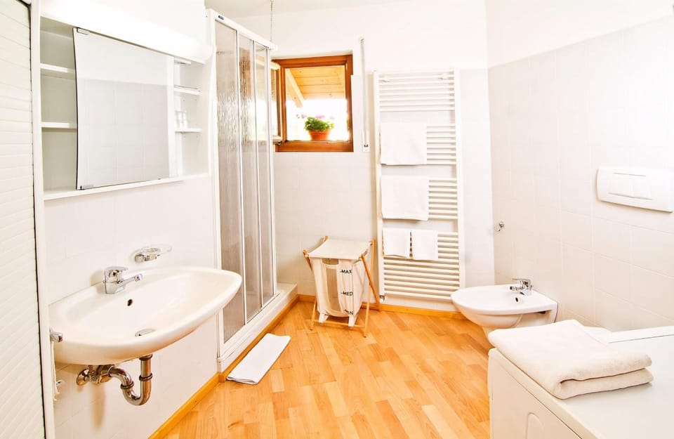 Shower, rainfall showerhead, free toiletries, hair dryer