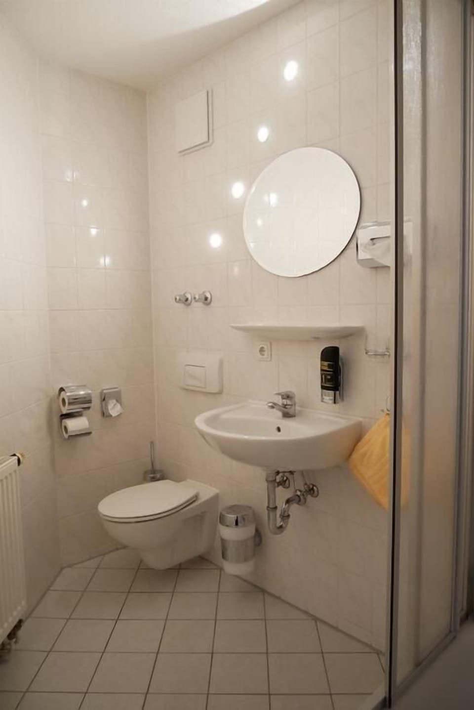 Shower, free toiletries, towels