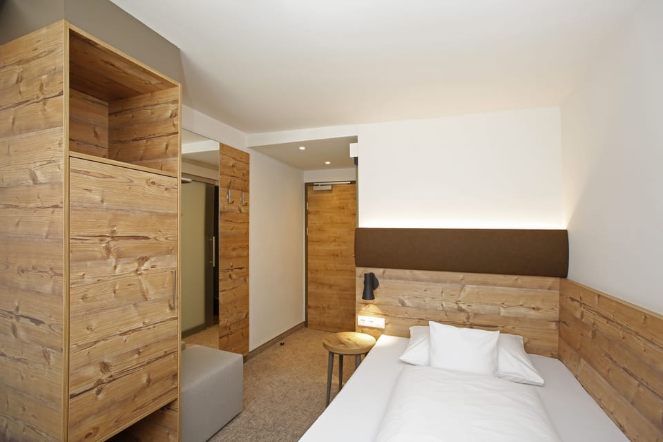 Basic Single Room | Premium bedding, in-room safe, desk, laptop workspace