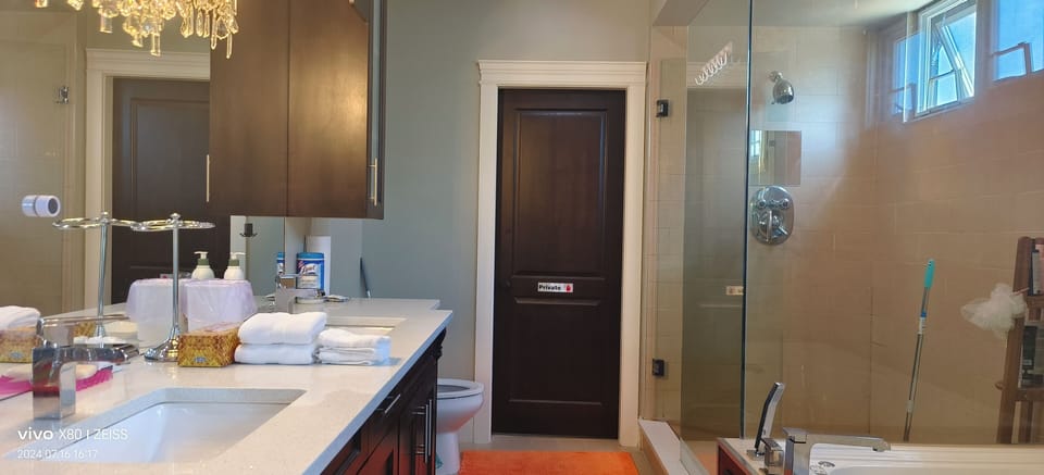 Luxury Studio Suite | Bathroom | Combined shower/tub, deep soaking tub, hydromassage showerhead