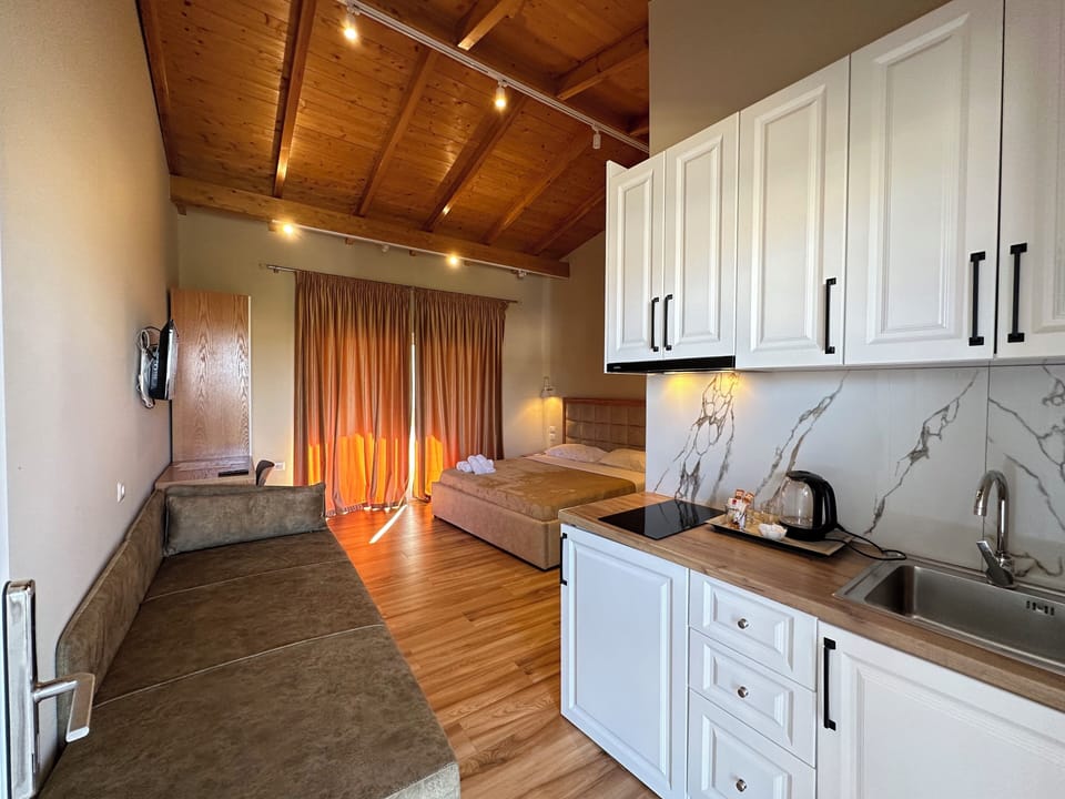 Deluxe Double Room, Balcony, Garden View | Private kitchen | Fridge, stovetop, freezer, paper towels