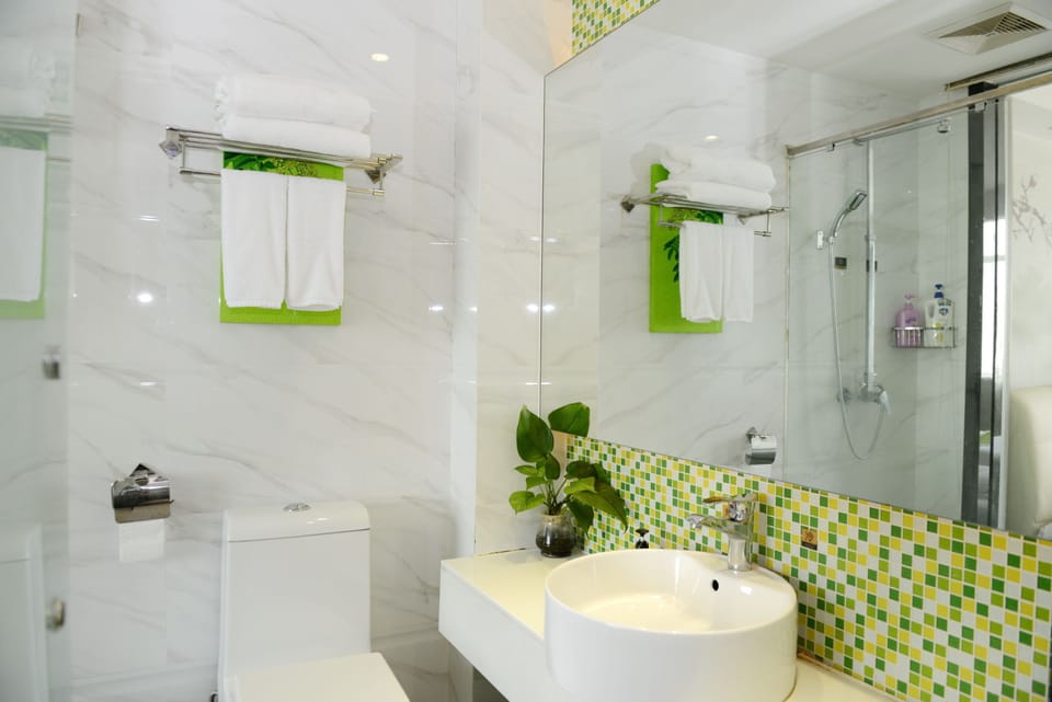 Deluxe Twin Room | Bathroom | Free toiletries, slippers, towels, soap