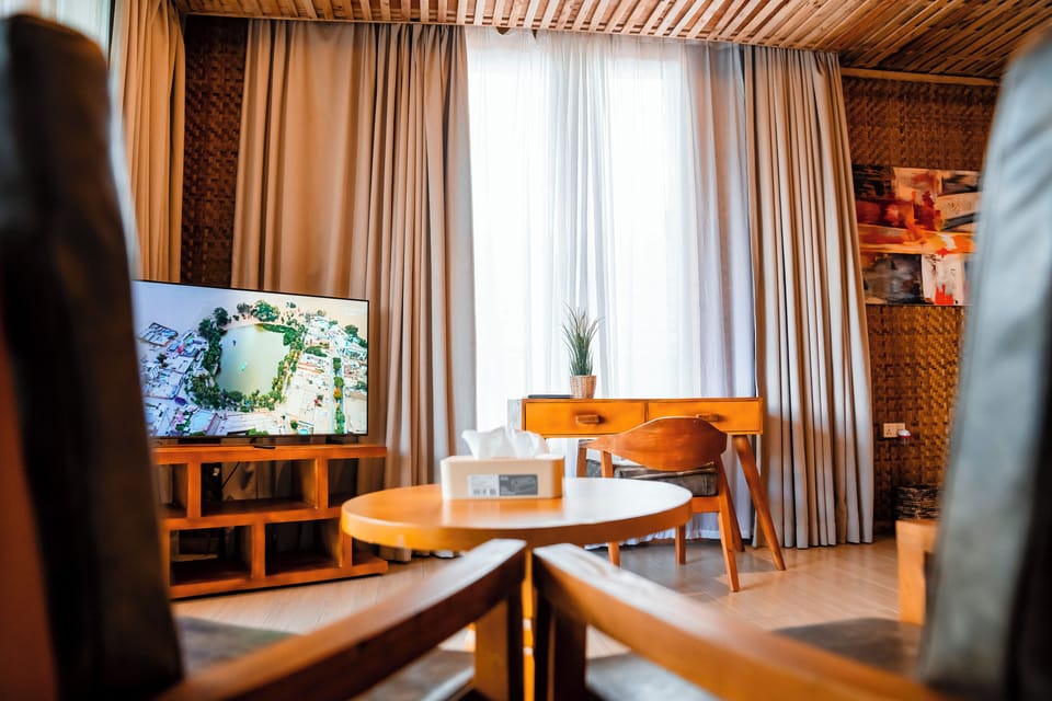 Executive Suite, Balcony, Lake View | Desk, laptop workspace, soundproofing, iron/ironing board (on request)