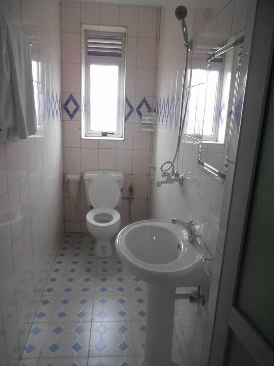 Shower, rainfall showerhead, free toiletries, bathrobes