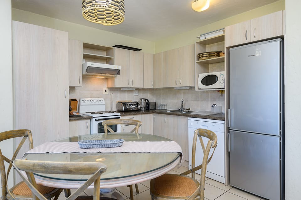 Villa (2007) | Private kitchen | Full-size fridge, microwave, oven, stovetop
