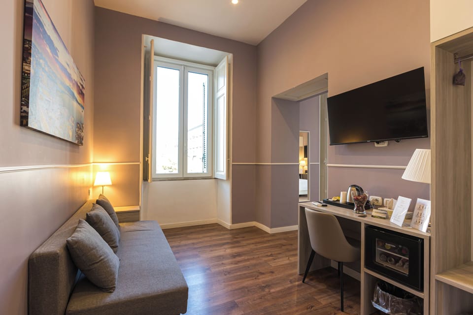 Suite | Minibar, in-room safe, individually decorated, desk